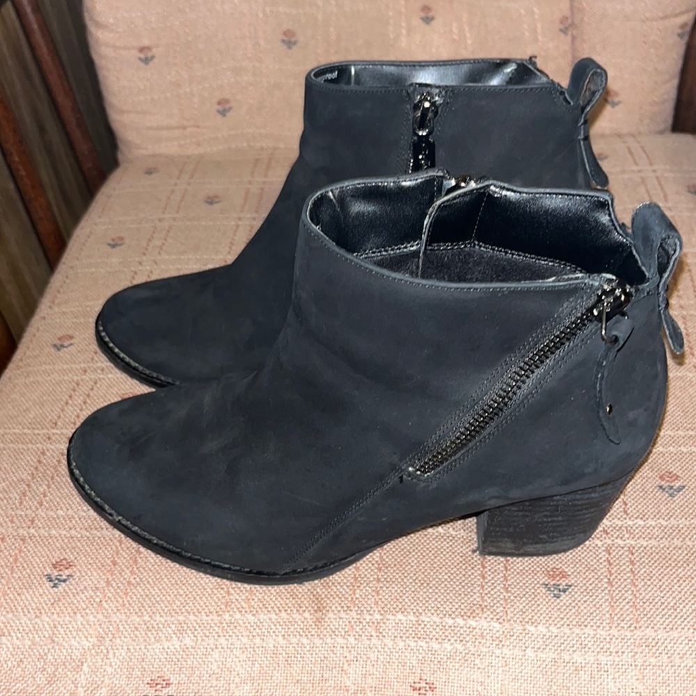 Worn once.  Comfortable but can’t do the heels.